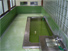 緑のタイルにステンレスの浴槽が印象的