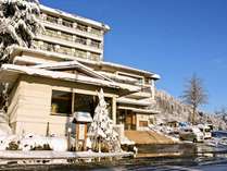 雪山に佇む 雪国の宿 高半 雪国の宿 高半 プランをみる