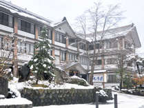 【外観・冬】辺り一面が雪化粧を纏います。 清津館 プランをみる