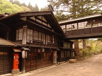 明治8年築の本館。江戸時代の旅篭の面影を残す 長寿館 プランをみる