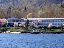 ■施設外観:桜咲く、春のある日 丸駒温泉旅館 プランをみる