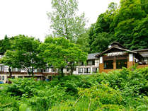 *夏は美しい新緑に囲まれる当館(外観) 奥湯沢 貝掛温泉 プランをみる
